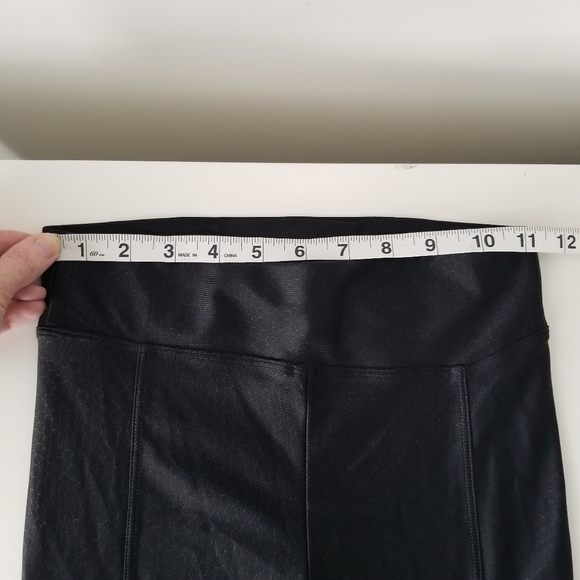 NWOT Koral Black Ankle Length Leggings Mesh Side Cut Outs Octogon Print Size XS - Picture 6 of 9